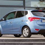 Zur Serienausstattung des ix20 gehören unter anderem sechs Airbags, ESP, Zentralverriegelung, Gepäckraumabdeckung, elektrische Fensterheber vorn und Servolenkung. Ob Radio und Klimaanlage im Basismodell an Bord sind, sei noch nicht entschieden, heißt es bei Hyundai. Zwar ist es in dieser Fahrzeugklasse allgemein üblich, selbst für solche alltäglichen Extras Aufpreis zu verlangen. Wenn Hyundais europäischer Marketing-Direktor Mark Hall allerdings seinen als "sehr wettbewerbsfähig" angekündigten Preis untermauern will, wären Radio und Klima ab Basisausstattung kein schlechtes Signal