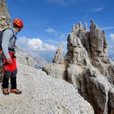 Westliche Zinne  Geschafft: Ausstieg über das Ringband im oberen Wandteil. Typisch für die Dolomiten sind diese Schuttbänder, die teilweise sehr schmal werden können. An der Westlichen Zinne führt dieses um den Berg herum zum Normalweg, dem Abstieg auf der Südseite.