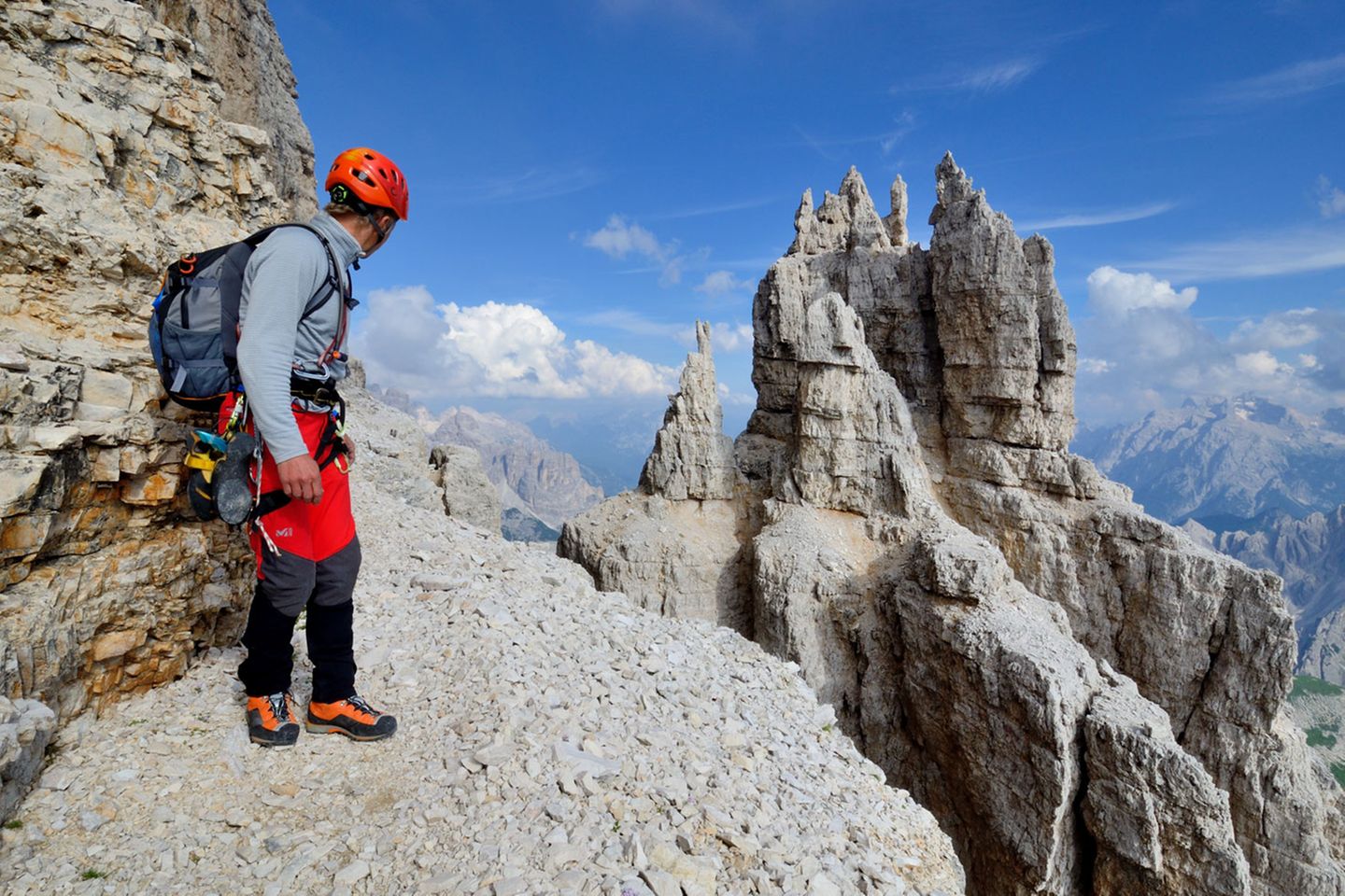 Westliche Zinne  Geschafft: Ausstieg über das Ringband im oberen Wandteil. Typisch für die Dolomiten sind diese Schuttbänder, die teilweise sehr schmal werden können. An der Westlichen Zinne führt dieses um den Berg herum zum Normalweg, dem Abstieg auf der Südseite.