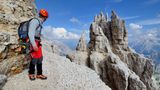 Westliche Zinne  Geschafft: Ausstieg über das Ringband im oberen Wandteil. Typisch für die Dolomiten sind diese Schuttbänder, die teilweise sehr schmal werden können. An der Westlichen Zinne führt dieses um den Berg herum zum Normalweg, dem Abstieg auf der Südseite.