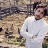 1970 hatte der New Yorker Fotograf John Cohen die Gelegenheit, sehr persönliche Fotos von Bob Dylan machen zu dürfen, der damals als der größte lebende Musiker galt. Die Begegnung fand in Putnam Valley im Bundestaat New York statt. Und sie zeigen den Musiker als einfachen Mann vom Lande. Das entspricht auch seiner musikalischen Entwicklung. Dylan hatte sich 1966 aus der Rockwelt zurückgezogen und seine Fans 1969 mit der Country-Platte "Nashville Skyline" überrascht - einer Musikrichtung die damals vielen als reaktionär galt, die aber Dylans einfaches Land- und Familienleben jener Jahre widerspiegelte.  John Cohen kannte Dylan bereits seit 1962, wo er ihn im New Yorker Stadtteil Greeenwich Village fotografierte.