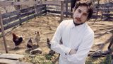 1970 hatte der New Yorker Fotograf John Cohen die Gelegenheit, sehr persönliche Fotos von Bob Dylan machen zu dürfen, der damals als der größte lebende Musiker galt. Die Begegnung fand in Putnam Valley im Bundestaat New York statt. Und sie zeigen den Musiker als einfachen Mann vom Lande. Das entspricht auch seiner musikalischen Entwicklung. Dylan hatte sich 1966 aus der Rockwelt zurückgezogen und seine Fans 1969 mit der Country-Platte "Nashville Skyline" überrascht - einer Musikrichtung die damals vielen als reaktionär galt, die aber Dylans einfaches Land- und Familienleben jener Jahre widerspiegelte.  John Cohen kannte Dylan bereits seit 1962, wo er ihn im New Yorker Stadtteil Greeenwich Village fotografierte.