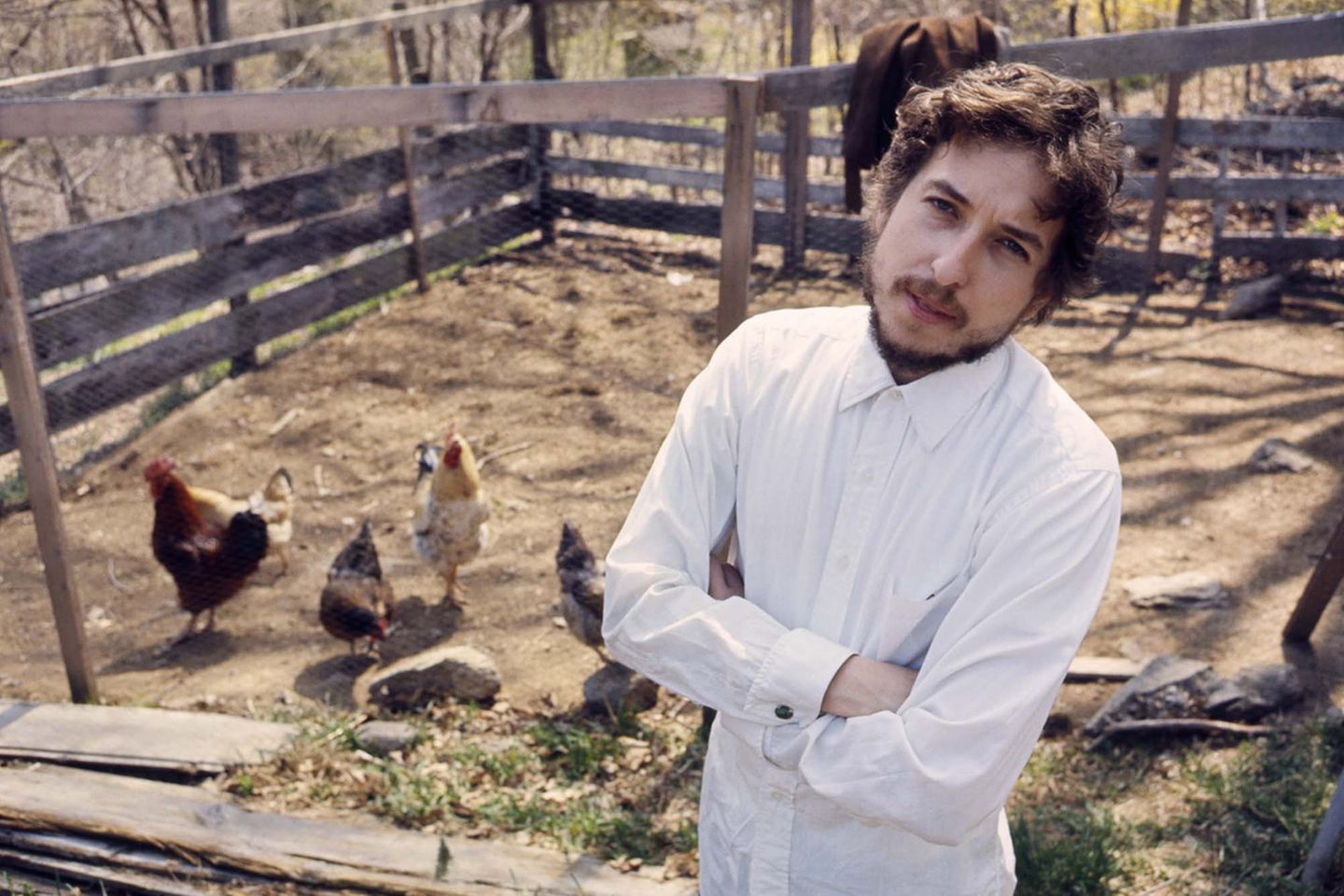 Unbekannte Fotos des Musikers: 1970 hatte der New Yorker Fotograf John Cohen die Gelegenheit, sehr persönliche Fotos von Bob Dylan machen zu dürfen, der damals als der größte lebende Musiker galt. Die Begegnung fand in Putnam Valley im Bundestaat New York statt. Und sie zeigen den Musiker als einfachen Mann vom Lande. Das entspricht auch seiner musikalischen Entwicklung. Dylan hatte sich 1966 aus der Rockwelt zurückgezogen und seine Fans 1969 mit der Country-Platte "Nashville Skyline" überrascht - einer Musikrichtung die damals vielen als reaktionär galt, die aber Dylans einfaches Land- und Familienleben jener Jahre widerspiegelte. John Cohen kannte Dylan bereits seit 1962, wo er ihn im New Yorker Stadtteil Greeenwich Village fotografierte. 1970 hatte der New Yorker Fotograf John Cohen die Gelegenheit, sehr persönliche Fotos von Bob Dylan machen zu dürfen, der damals als der größte lebende Musiker galt. Die Begegnung fand in Putnam Valley im Bundestaat New York statt. Und sie zeigen den Musiker als einfachen Mann vom Lande. Das entspricht auch seiner musikalischen Entwicklung. Dylan hatte sich 1966 aus der Rockwelt zurückgezogen und seine Fans 1969 mit der Country-Platte "Nashville Skyline" überrascht - einer Musikrichtung die damals vielen als reaktionär galt, die aber Dylans einfaches Land- und Familienleben jener Jahre widerspiegelte. John Cohen kannte Dylan bereits seit 1962, wo er ihn im New Yorker Stadtteil Greeenwich Village fotografierte.