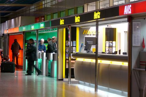 Durch versteckte Nebenkosten kann ein Mietwagen viel teurer werden als geplant.