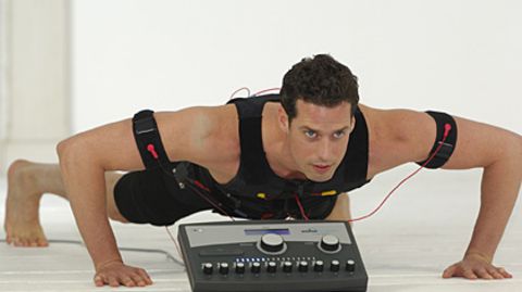 Sobald der Strom fließt, heißt es: Muskeln anspannen und dagegenhalten. Wer zusätzlich zur Elektrostimulation Übungen macht, trainiert besonders effektiv