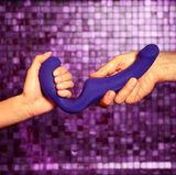 Wie heißt das?  Share - allerdings fragt man sich, wer da eigentlich was mit wem teilt.   Ist das für Frauen oder Männer?  Das ist wohl Geschmackssache: Man hat die Wahl zwischen einem dicken Knubbel und einem "waschechten" Penis.  Wozu brauche ich das?   Einsamkeit adé. Mit diesem Spielzeug sind Sie nie wieder allein.  Wie glücklich macht mich das auf einer Skala von 1 bis 10 (10 ist sehr sehr glücklich)?   Vorne hui, hinten pfui. Während die eine Seite überaus glücklich macht, sorgt die andere Seite leider für Verwirrung. 5.  Was behaupte ich, wenn mein Kind/mein Freund/meine Putzfrau das findet?  Die naturgetreue Nachbildung lässt leider keine anderen Behauptungen zu. Genauso gut könnten Sie einen Gipsabdruck vom besten Stück ihres Mannes ins Wohnzimmer stellen.  Würden meine Eltern das benutzen?   Nein. Um Himmels willen. Höchstens vielleicht als Anschauungsobjekt für die Aufklärung und als Ersatz für die Banane bei der Erklärung von "Wie benutze ich eigentlich Kondome?"  Was kostet das?  75 Euro