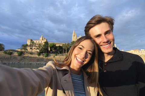 Seht her, wie glücklich wir sind - mit Pärchenselfies wird in sozialen Netzwerken ein Image kreiert. Frauen sind dabei Meisterinnen im Eifersüchtigmachen.