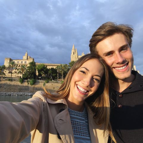 Seht her, wie glücklich wir sind - mit Pärchenselfies wird in sozialen Netzwerken ein Image kreiert. Frauen sind dabei Meisterinnen im Eifersüchtigmachen.