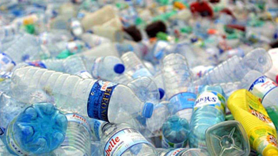 Der Plastikberg wächst, weil die Verbraucher lieber Einwegflaschen kaufen