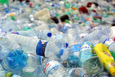 Der Plastikberg wächst, weil die Verbraucher lieber Einwegflaschen kaufen