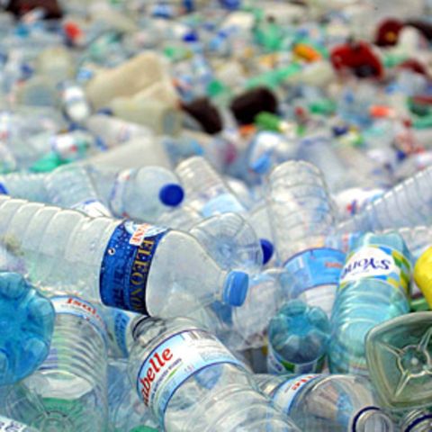 Der Plastikberg wächst, weil die Verbraucher lieber Einwegflaschen kaufen