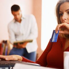 Anonymes Einkaufen ist im Netz fast unmöglich. Als Kunde ist man nicht nur gläsern, sondern wird oft auch noch Zielscheibe von aggressiver Werbung der besuchten Shop