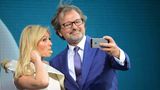 Endlich tritt Schlagerstar Helene Fischer auf und gibt unter anderem ihren Song "Atemlos durch die Nacht" zum besten. Der lockere Richard Vogel, Chef von Tui Cruises, nutzt den Moment auf der Bühne und zückt sein Smartphone für ein Erinnerungs-Selfie.