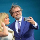 Endlich tritt Schlagerstar Helene Fischer auf und gibt unter anderem ihren Song "Atemlos durch die Nacht" zum besten. Der lockere Richard Vogel, Chef von Tui Cruises, nutzt den Moment auf der Bühne und zückt sein Smartphone für ein Erinnerungs-Selfie.
