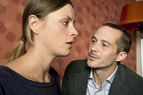 Beschwörend redet Roman Sasse (Barnaby Metschurat) auf seine Lebensgefährtin (Alma Leiberg) ein. Ihr gemeinsamer Sohn ist entführt worden.