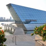 Das Shopping-Paradies  Seit Jahrzehnten hat Singapur das Image eines Einkauf-Paradieses. Kein Wunder, denn die Dichte an glitzernden Shopping Malls ist groß. Die legendäre Orchard Road gilt mit dem ION Shopping Centre als erste Adresse. Aber es muss nicht der verspiegelte Glaspalast von Louis Vuitton an der Marina Bay sein, wo reiche Asiaten ihren Damen teure Handtäschchen kaufen. Preiswerter geht es im Lucky Plaza an der Orchard Road oder im Mustafa Centre in Little India - einem kuriosen über 24 Stunden geöffneten Kaufhaus. Mit Ausnahme der Einkaufzentren gehört das Feilschen um den Preis zum Shopping-Alltag.