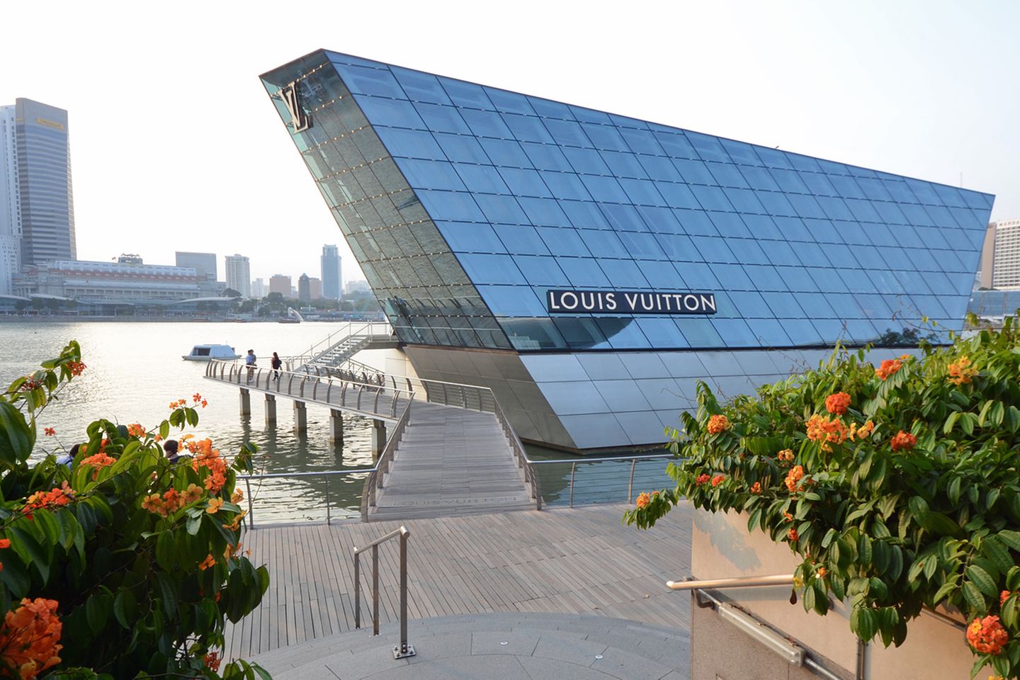 Citytrip nach Südostasien: Das Shopping-Paradies Seit Jahrzehnten hat Singapur das Image eines Einkauf-Paradieses. Kein Wunder, denn die Dichte an glitzernden Shopping Malls ist groß. Die legendäre Orchard Road gilt mit dem ION Shopping Centre als erste Adresse. Aber es muss nicht der verspiegelte Glaspalast von Louis Vuitton an der Marina Bay sein, wo reiche Asiaten ihren Damen teure Handtäschchen kaufen. Preiswerter geht es im Lucky Plaza an der Orchard Road oder im Mustafa Centre in Little India - einem kuriosen über 24 Stunden geöffneten Kaufhaus. Mit Ausnahme der Einkaufzentren gehört das Feilschen um den Preis zum Shopping-Alltag. Das Shopping-Paradies Seit Jahrzehnten hat Singapur das Image eines Einkauf-Paradieses. Kein Wunder, denn die Dichte an glitzernden Shopping Malls ist groß. Die legendäre Orchard Road gilt mit dem ION Shopping Centre als erste Adresse. Aber es muss nicht der verspiegelte Glaspalast von Louis Vuitton an der Marina Bay sein, wo reiche Asiaten ihren Damen teure Handtäschchen kaufen. Preiswerter geht es im Lucky Plaza an der Orchard Road oder im Mustafa Centre in Little India - einem kuriosen über 24 Stunden geöffneten Kaufhaus. Mit Ausnahme der Einkaufzentren gehört das Feilschen um den Preis zum Shopping-Alltag.