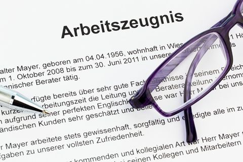Ist ein Mitarbeiter mit seinem Arbeitszeugnis nicht zufrieden, muss er seine besseren Leistungen nachweisen. Gerichtlich erstreiten kann er eine positivere Beurteilung nicht.