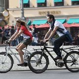 E-Bike - Flotter Flitzer  Beispiel  Marke: Kalkhoff  Typ: Sahel  Preis: ab 2000 Euro  E-Bikes liegen im Trend und das nicht nur bei Rentnern. Fahrräder mit einem Elektromotor sind schnell, elegant und fahren sich spaßig - wie mit permanentem Rückenwind. Kalorien kann man auch verbrennen: Der Motor wird auf Knopfdruck zugeschaltet, strampeln muss man trotzdem. Ohne Antritt keine Motorleistung, das E-Bike oder auch Pedelec genannt ist kein Mofa.  Ideal ist so ein E-Bike zum Beispiel für Radfahrer in bergigen und hügeligen Regionen. Mit dem Motor schnurrt das Rad auch nach einem anstrengenden Arbeitstag samt Einkauf mühelos bergauf. Vielfahrer auf dem Weg zur Arbeit kommen ohne Schweißränder unter dem Jackett im Büro an, und ältere Menschen können auf Familientouren mit dem Schwiegersohn mithalten. Inzwischen gibt es Elektroräder in allen gängigen Bauformen. Das abgebildete Kalkhoff Sahel basiert auf einem kompakten Cityrahmen mit 26er Bereifung. Abhängig von Akkuleistung und der Bereitschaft mit zu radeln ermöglicht es eine Reichweite von bis 180 Kilometern.  Plus: Deutlicher Zuwachs an Tempo und reichweite   Minus: Teurer und wartungsintensiver als ein Muskelrad  Tipp:  Bei einem E-Bike ist ein guter Service noch wichtiger als beim einem normalen Rad. Vorsicht vor Billigangeboten. Wer sparen will, sollte nach einem Markenmodell aus der letzten Saison Ausschau halten.