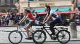 E-Bike - Flotter Flitzer  Beispiel  Marke: Kalkhoff  Typ: Sahel  Preis: ab 2000 Euro  E-Bikes liegen im Trend und das nicht nur bei Rentnern. Fahrräder mit einem Elektromotor sind schnell, elegant und fahren sich spaßig - wie mit permanentem Rückenwind. Kalorien kann man auch verbrennen: Der Motor wird auf Knopfdruck zugeschaltet, strampeln muss man trotzdem. Ohne Antritt keine Motorleistung, das E-Bike oder auch Pedelec genannt ist kein Mofa.  Ideal ist so ein E-Bike zum Beispiel für Radfahrer in bergigen und hügeligen Regionen. Mit dem Motor schnurrt das Rad auch nach einem anstrengenden Arbeitstag samt Einkauf mühelos bergauf. Vielfahrer auf dem Weg zur Arbeit kommen ohne Schweißränder unter dem Jackett im Büro an, und ältere Menschen können auf Familientouren mit dem Schwiegersohn mithalten. Inzwischen gibt es Elektroräder in allen gängigen Bauformen. Das abgebildete Kalkhoff Sahel basiert auf einem kompakten Cityrahmen mit 26er Bereifung. Abhängig von Akkuleistung und der Bereitschaft mit zu radeln ermöglicht es eine Reichweite von bis 180 Kilometern.  Plus: Deutlicher Zuwachs an Tempo und reichweite   Minus: Teurer und wartungsintensiver als ein Muskelrad  Tipp:  Bei einem E-Bike ist ein guter Service noch wichtiger als beim einem normalen Rad. Vorsicht vor Billigangeboten. Wer sparen will, sollte nach einem Markenmodell aus der letzten Saison Ausschau halten.