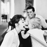 Unbeschwert spielt Audrey Hepburn mit ihrem Sohn Sean, im Hintergrund schaut James Garner den beiden zu.  www.taschen.com