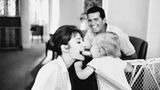 Unbeschwert spielt Audrey Hepburn mit ihrem Sohn Sean, im Hintergrund schaut James Garner den beiden zu.  www.taschen.com
