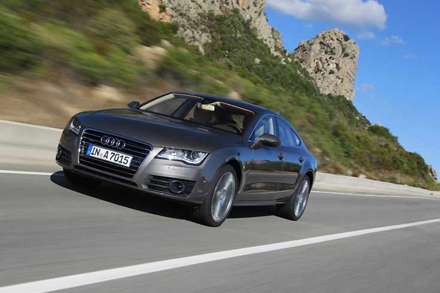 Audi A7 Sportback    Mit einer luxuriösen Schräghecklimousine geht Audi optisch einen anderen Weg. Die Idee ist aber ähnlich. Unten dominiert der Baukasten des A6, dazu kommen Einrichtung und Extras aus der Oberklassenlimousine A8.