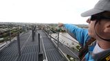 "I give you a quick three sixty", sagt Guide Simon und erklärt den Rundblick über die Metropole mit zwei Millionen Einwohnern, 20 Kilometer vom Meer entfernt. Der luftige Platz ist auch ein Ort, wo sich gerne Paare verloben - im Schnitt alle 14 Tage.