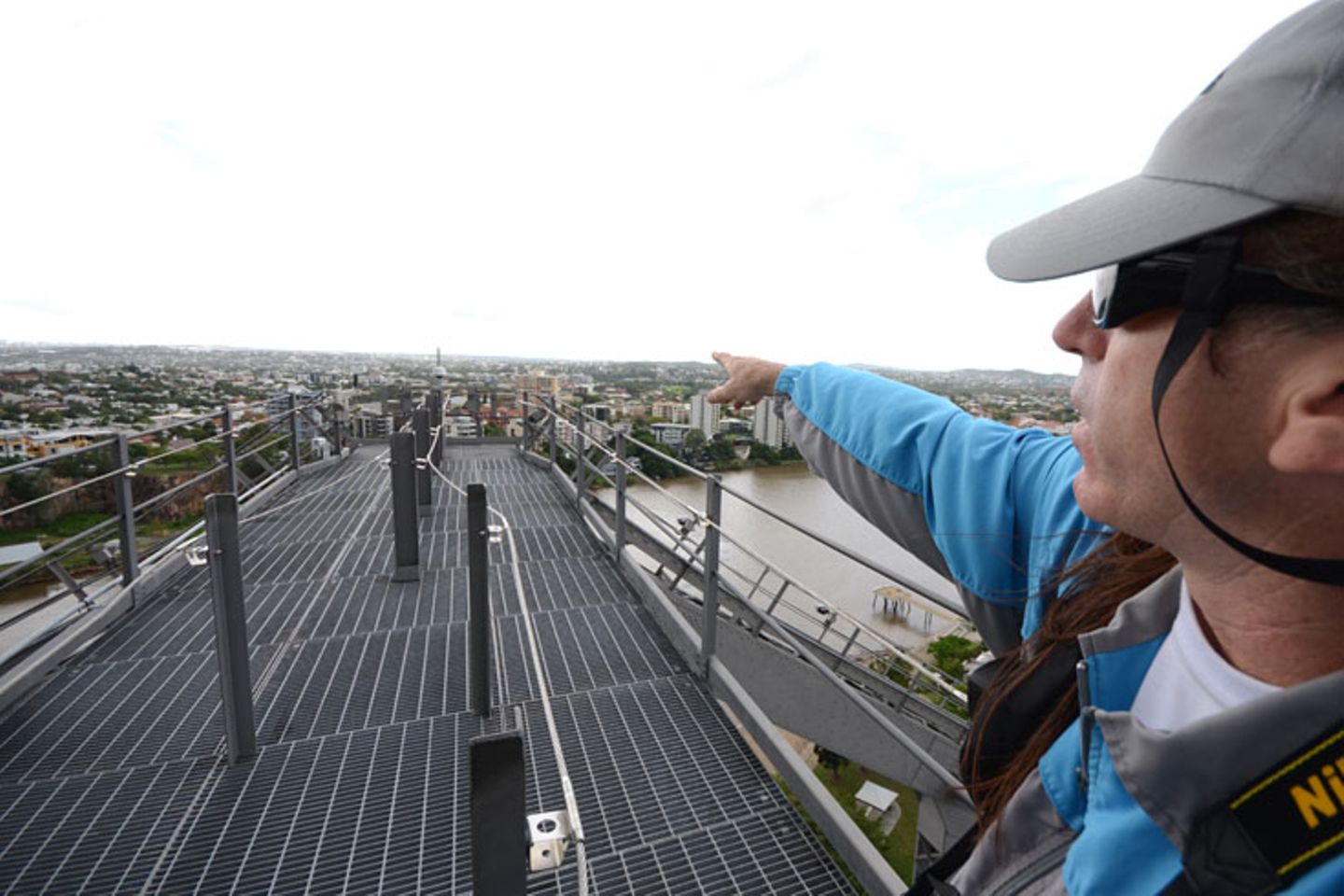 "I give you a quick three sixty", sagt Guide Simon und erklärt den Rundblick über die Metropole mit zwei Millionen Einwohnern, 20 Kilometer vom Meer entfernt. Der luftige Platz ist auch ein Ort, wo sich gerne Paare verloben - im Schnitt alle 14 Tage.