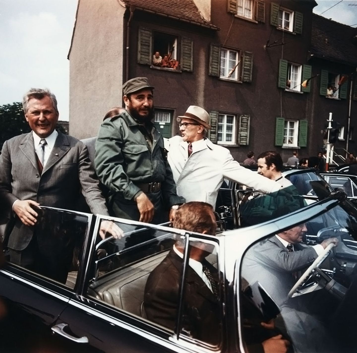 Was Kennedy konnte, kann Fidel schon lange: Der kubanische Staatschef Fidel Castro reiste 1972 zusammen mit Erich Honnecker, damals Erster Sekretär des Zentralkomitees der SED, mit offenem Verdeck durch Leuna.