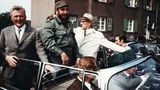 Was Kennedy konnte, kann Fidel schon lange: Der kubanische Staatschef Fidel Castro reiste 1972 zusammen mit Erich Honnecker, damals Erster Sekretär des Zentralkomitees der SED, mit offenem Verdeck durch Leuna.