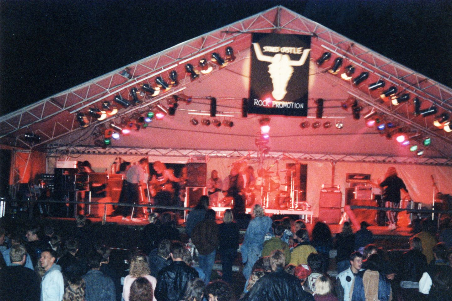 Ein Jahr später war das Festival immer noch beschaulich, wie dieses Bild aus den Anfangstagen zeigt. 1300 Besucher zog es 1992 in die Kiesgrube 50 Kilometer nordwestlich von Hamburg. Neben "Skyline" standen regionale Bands auf der Bühne, darunter die AC/DC-Coverband "Bon Scott", "Gypsy Kyss", "Kilgore" und "Ruby Red".
