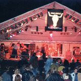Ein Jahr später war das Festival immer noch beschaulich, wie dieses Bild aus den Anfangstagen zeigt. 1300 Besucher zog es 1992 in die Kiesgrube 50 Kilometer nordwestlich von Hamburg. Neben "Skyline" standen regionale Bands auf der Bühne, darunter die AC/DC-Coverband "Bon Scott", "Gypsy Kyss", "Kilgore" und "Ruby Red".