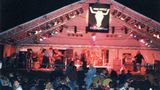 Ein Jahr später war das Festival immer noch beschaulich, wie dieses Bild aus den Anfangstagen zeigt. 1300 Besucher zog es 1992 in die Kiesgrube 50 Kilometer nordwestlich von Hamburg. Neben "Skyline" standen regionale Bands auf der Bühne, darunter die AC/DC-Coverband "Bon Scott", "Gypsy Kyss", "Kilgore" und "Ruby Red".