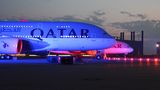 Der blau angestrahlte Airbus hat bereits die Zulassung mit der Kennung A7-APA erhalten und wird am Donnerstagmorgen nach Doha zum erst im April 2014 eingeweihten Hamad International Airport überführt werden.