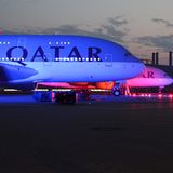 Der blau angestrahlte Airbus hat bereits die Zulassung mit der Kennung A7-APA erhalten und wird am Donnerstagmorgen nach Doha zum erst im April 2014 eingeweihten Hamad International Airport überführt werden.