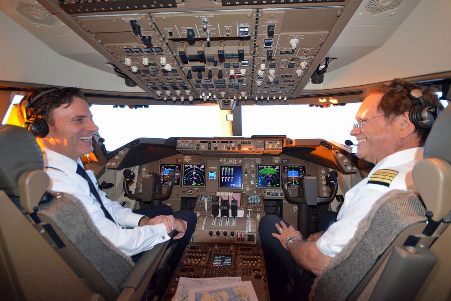 Beste Stimmung in 11.300 Metern Höhe über dem Nordatlantik: Auch die Piloten genießen den Ausnahmeflug. Links Flugbetriebsleiter Uwe Strohdeicher und rechts Elmar Boje, der 747-Flottenchef von Lufthansa.