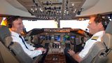 Beste Stimmung in 11.300 Metern Höhe über dem Nordatlantik: Auch die Piloten genießen den Ausnahmeflug. Links Flugbetriebsleiter Uwe Strohdeicher und rechts Elmar Boje, der 747-Flottenchef von Lufthansa.