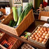 Das Gemüse ist Bio und kommt aus der Region. Eine Kühltheke gibt es aber nicht: Wer Fleisch will, muss zum Metzger gehen.