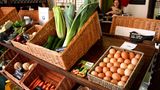 Das Gemüse ist Bio und kommt aus der Region. Eine Kühltheke gibt es aber nicht: Wer Fleisch will, muss zum Metzger gehen.