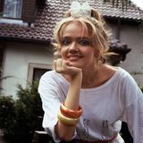 Sie gehörte in den Achtzigern zu den bekanntesten Gesichtern im deutschen Fernsehen. Von 1983 bis 1986 spielte sie die Tochter in der ZDF-Serie "Ich heirate eine Familie". Von wem ist die Rede?