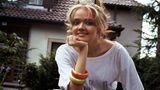 Sie gehörte in den Achtzigern zu den bekanntesten Gesichtern im deutschen Fernsehen. Von 1983 bis 1986 spielte sie die Tochter in der ZDF-Serie "Ich heirate eine Familie". Von wem ist die Rede?