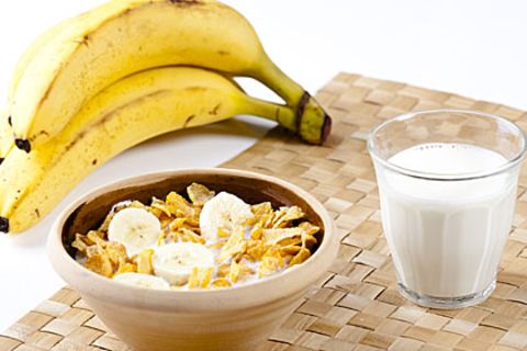 Bananen und Milch liefern zum Beispiel wertvolle B-Vitamine