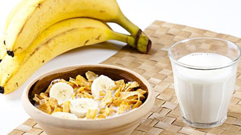 Bananen und Milch liefern zum Beispiel wertvolle B-Vitamine