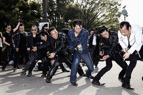 Die japanischen Rockabillys haben sich herausgeputzt wie ihre US-amerikanischen Vorbilder aus den 50er Jahren. Damals entstand zunächst die Musik, als weiße Musiker Rhythm & Blues und Country-Musik vermischten.