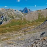 Etappe 45, am Colle di Bellino: Karstgipfel, die auch die Dolomiten von Cuneo genannt werden, umsäumen die Talschlüsse der Varaita di Bellino und der Maira mit ihren Seitentälern