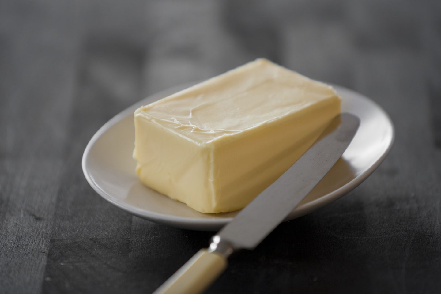 Bei Butter sinken die Preise rasant: Im Vergleich zum Vorjahr sparen Verbraucher 24,2 Prozent. Allein gegenüber dem August 2014 war Butter schon um 10,5 Prozent günstiger geworden. Auch Zucker wird zum Schnäppchen: Die Preise sanken um 13,5 Prozent.