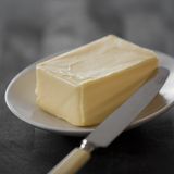 Bei Butter sinken die Preise rasant: Im Vergleich zum Vorjahr sparen Verbraucher 24,2 Prozent. Allein gegenüber dem August 2014 war Butter schon um 10,5 Prozent günstiger geworden. Auch Zucker wird zum Schnäppchen: Die Preise sanken um 13,5 Prozent.
