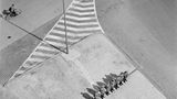 Die Präsenz von Polizei und Militär war in Ost-Berlin allgegenwärtig. Das Foto entstand 1962 kurz nach dem Bau der Mauer.