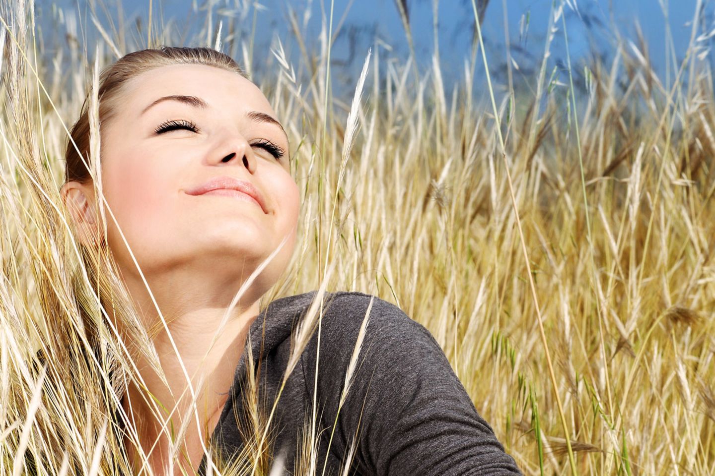 Sich von der Sonne die Nase kitzeln lassen - das funktioniert auch an manchen Herbsttagen. Und wenn es so richtig lange grau und trüb werden sollte, helfen unsere Tipps.